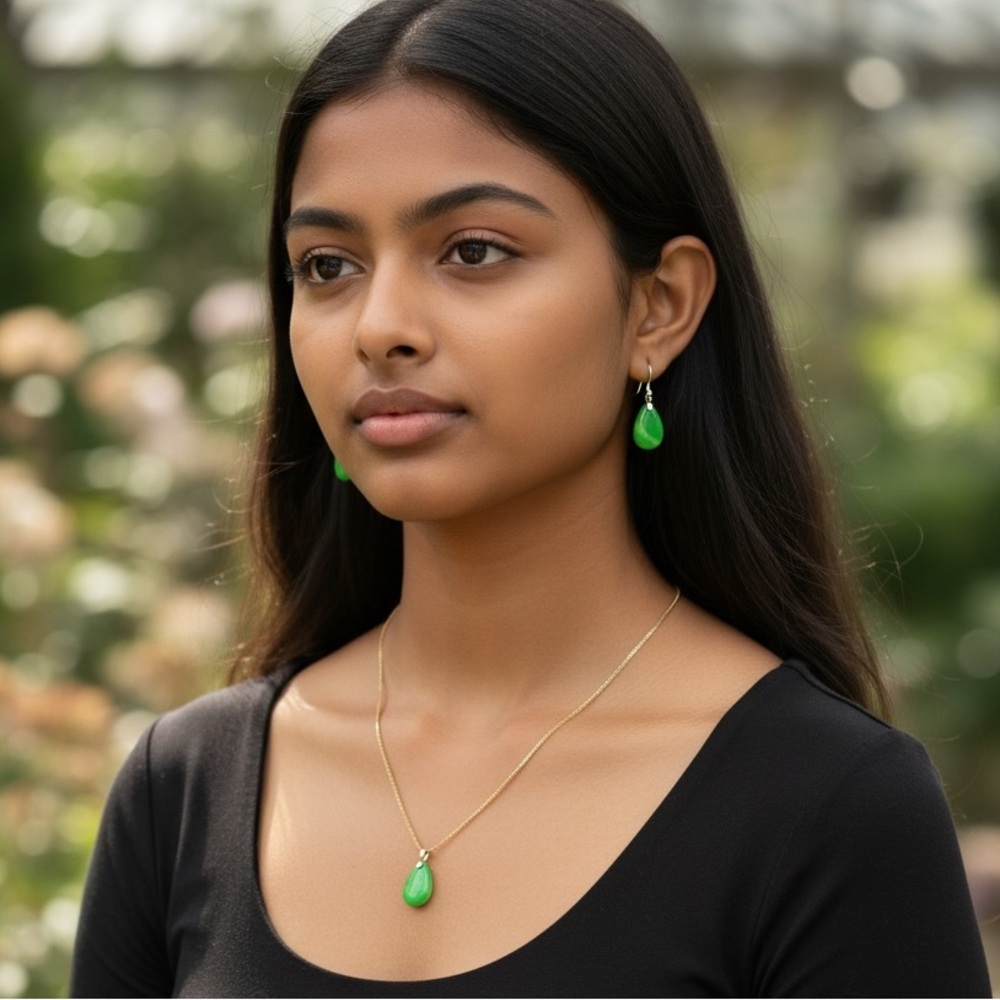 BEAUTIFUL SHADES OF GREEN AND GOLD NECKLACE AND EARRING SET